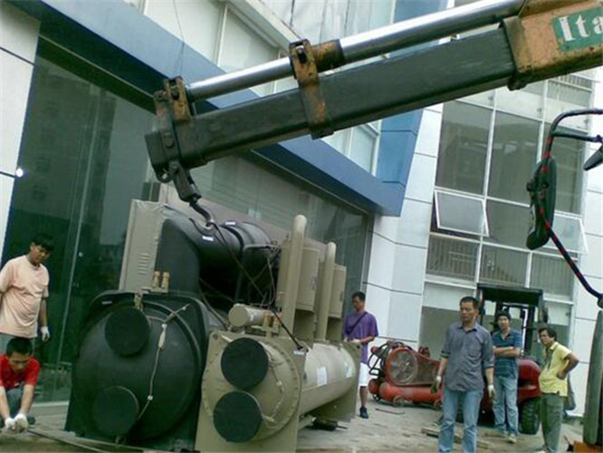 上城区随车吊和汽车吊的核心区别是什么？哪种更省钱？