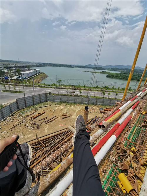 上城区作业中发生设备损坏或人员意外，责任怎么划分？